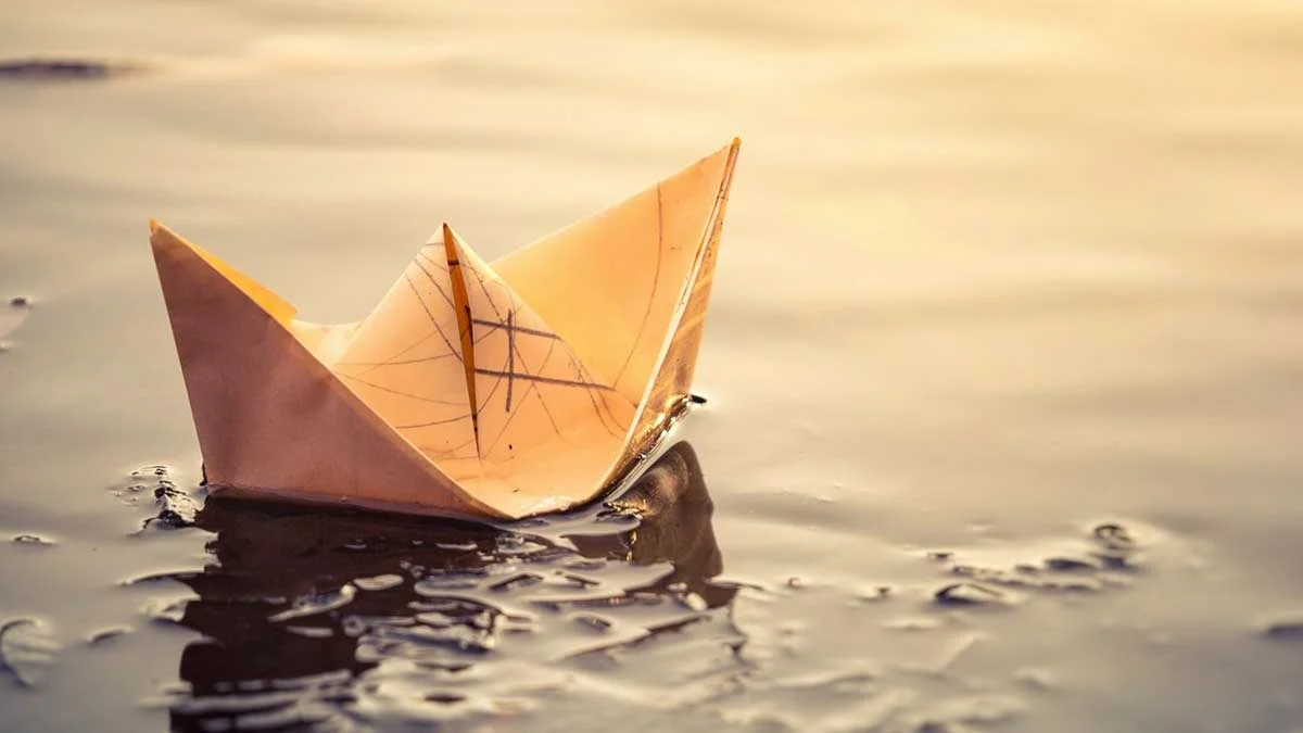 A miúda parada no parapeito da janela de uma velha casa como uma ave