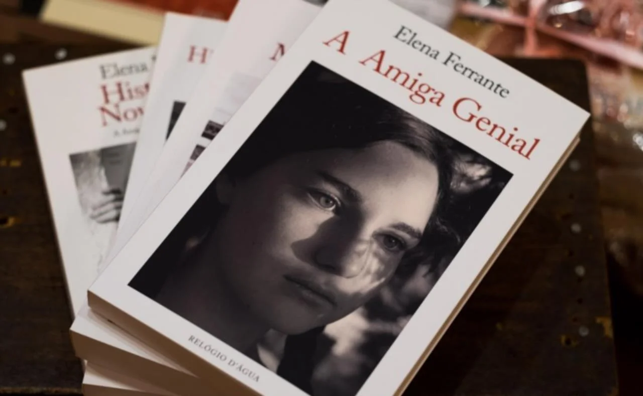 Livro “A Amiga Genial” da italiana Elena Ferrante considerado o melhor do século