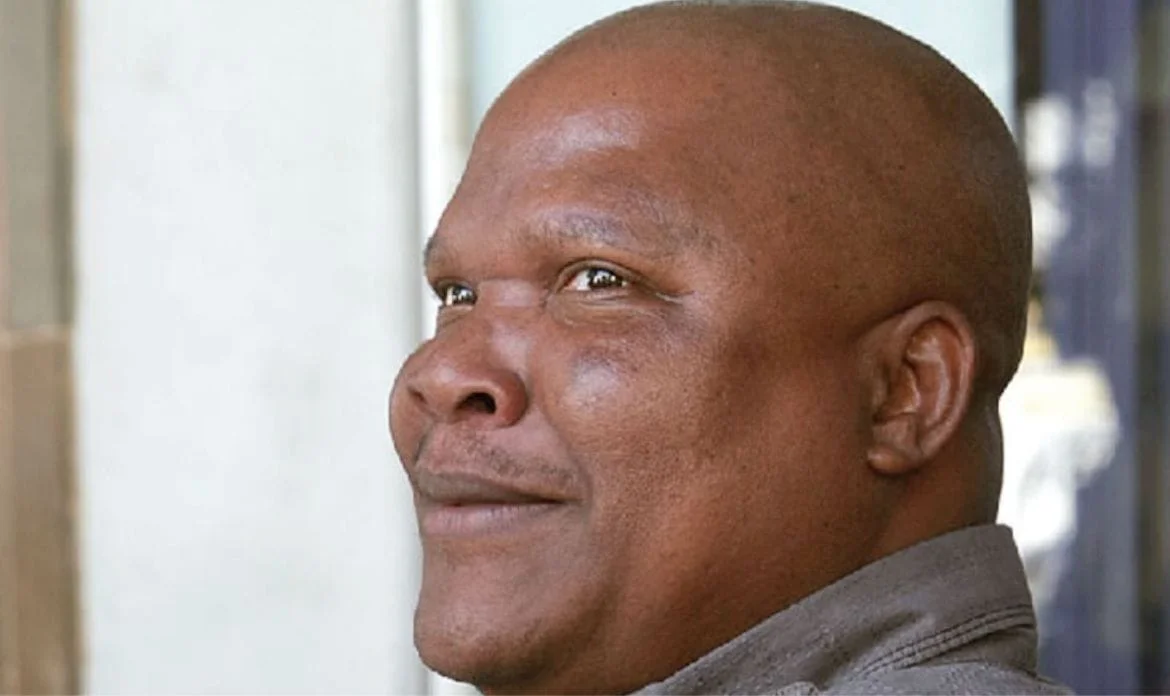 Carlos Paradona apresenta romances em homenagem aos 50 anos de independência de países africanos lusófonos