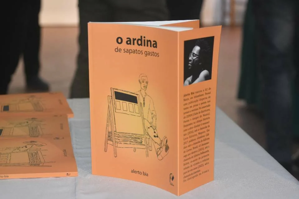 “O ardina de sapatos gastos” capta o quotidiano e invoca as imagens comuns